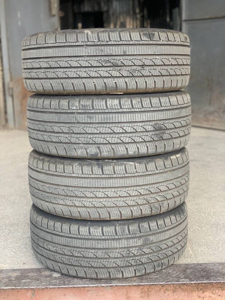 Резина зимова 215/45/R17 проїздила 1 сезон майже нова
