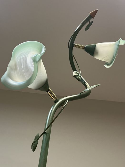 Zielona lampa stojąca kwiatek roslina z lisciami