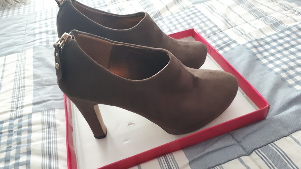 Botins em pele de pêssego