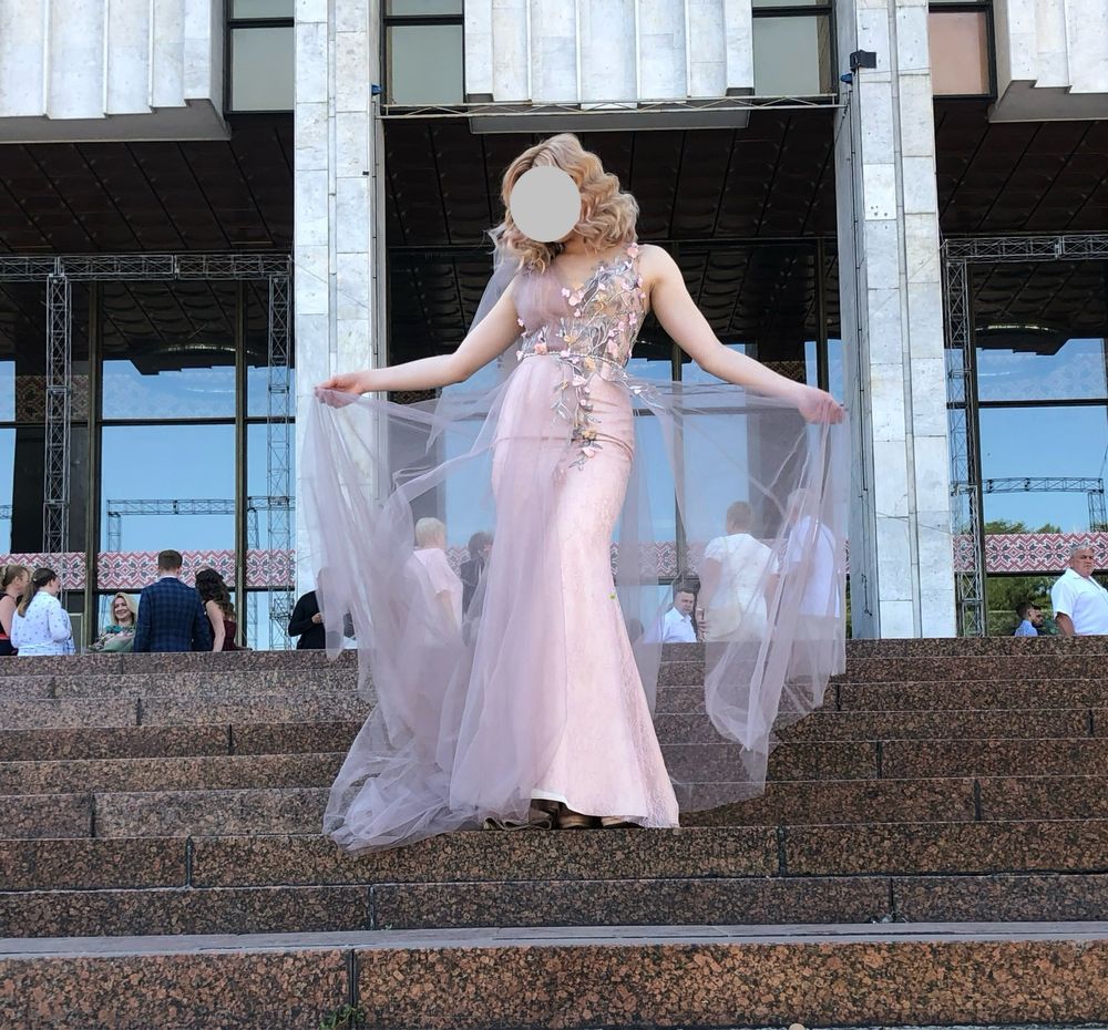Розкішна сукня обшита квітами з шлейфом