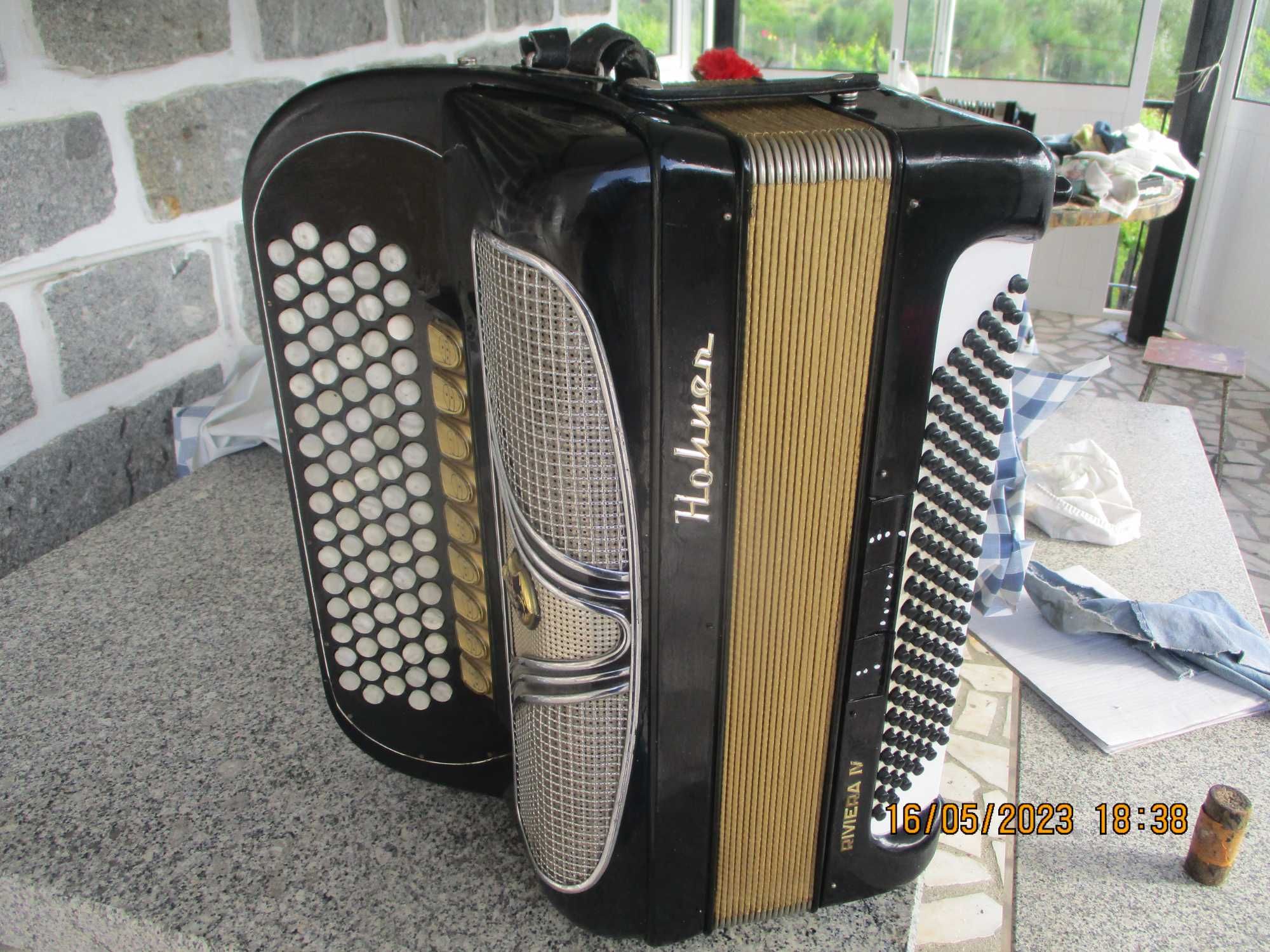 A cordeon Hohner Riviera á 4a voz, 12o baixos