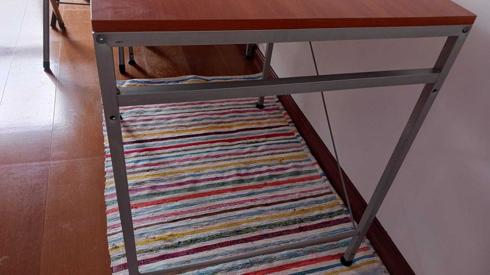 Conjunto de 3 secretárias. 80(l)x60(p)x75(a)