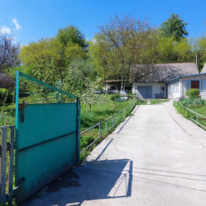 Продам будинок з присадибною ділянкою.