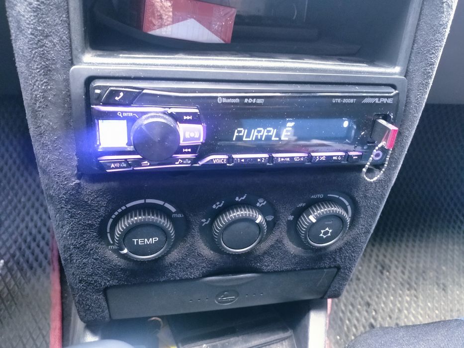 Alpine UTE-200BT магнитола с блютузом