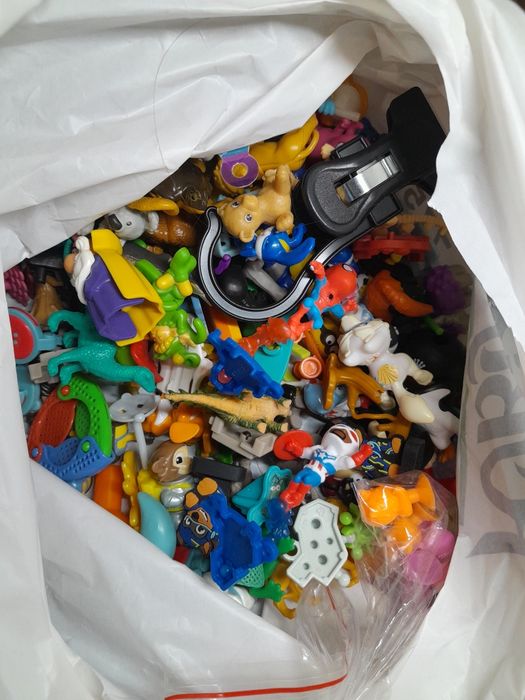 Кіндери іграшки (