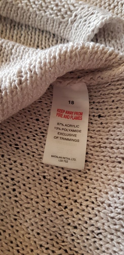 Sweter z ażurowym dekoltem