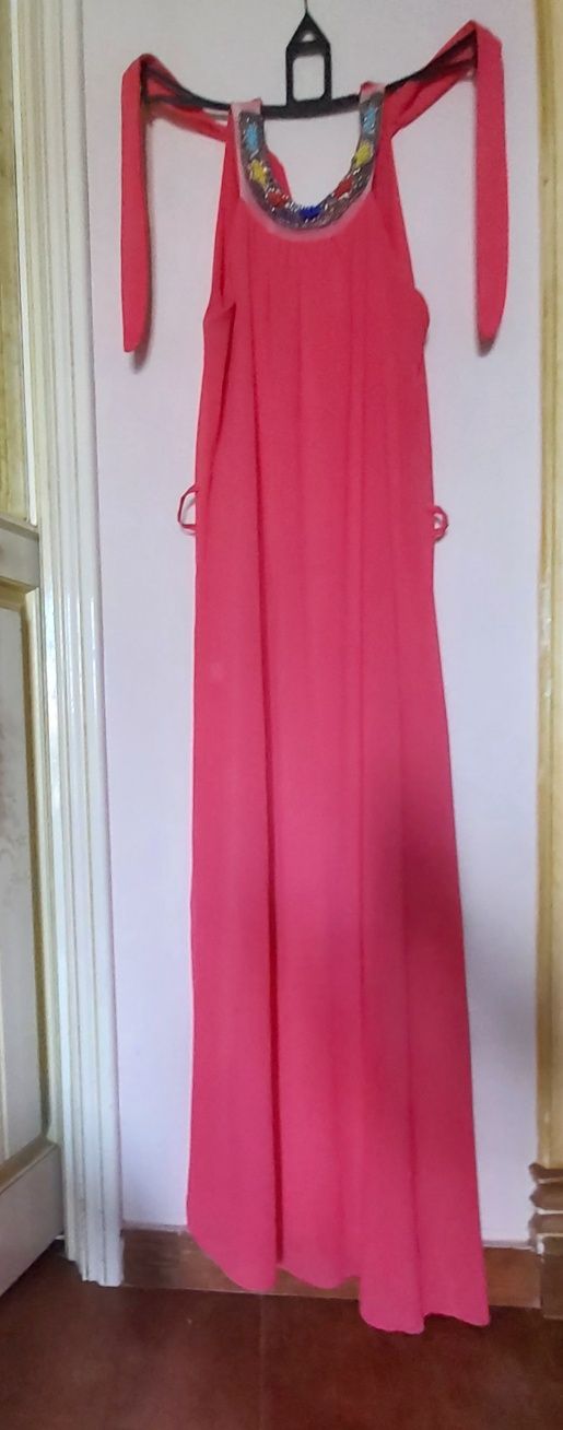 Vestido comprido coral com adorno em missangas