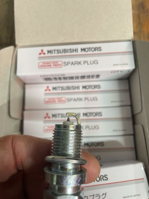 Свічка запалювання иридиевые свечи зажигания MN163236 NGK FR6EI