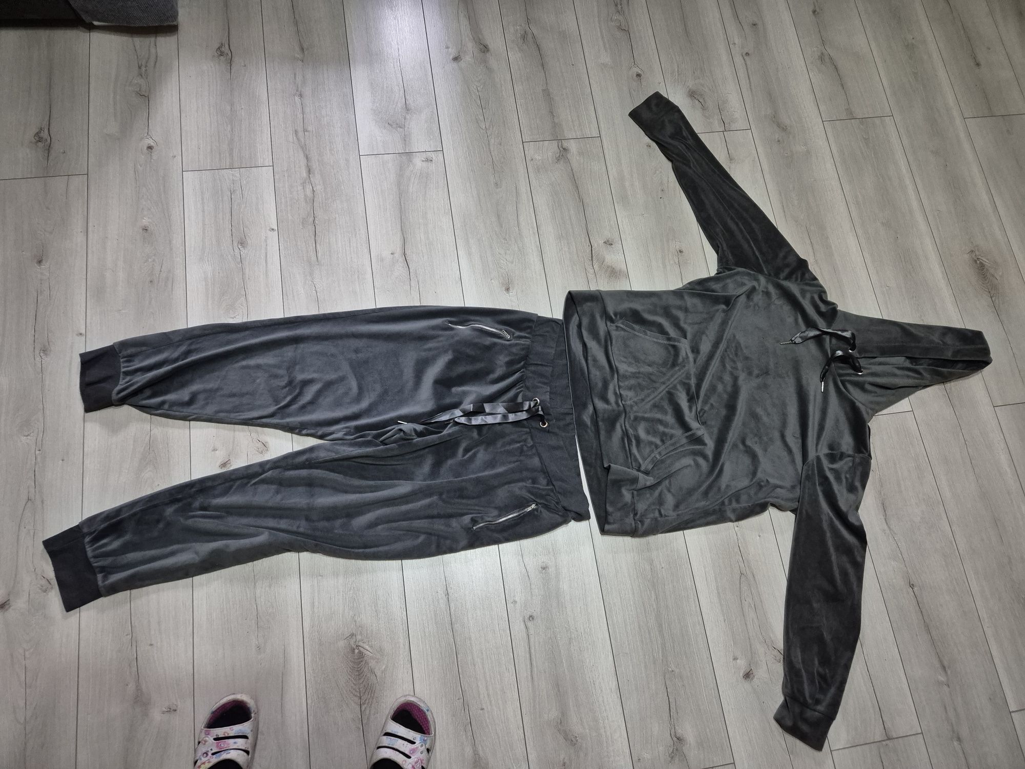 Dres welurowy szary