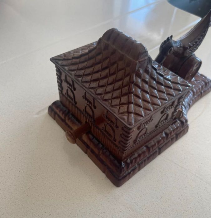 Caixa de guardar cigarros com pica-pau antiga