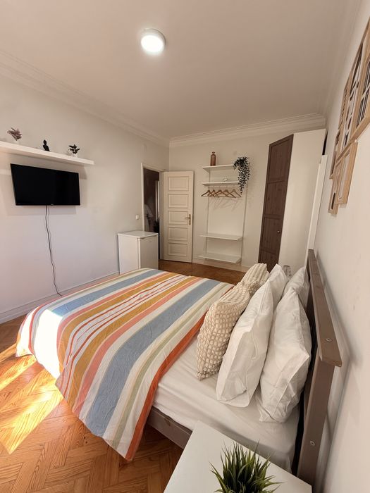 Quarto amplo e confortável com cama de casal