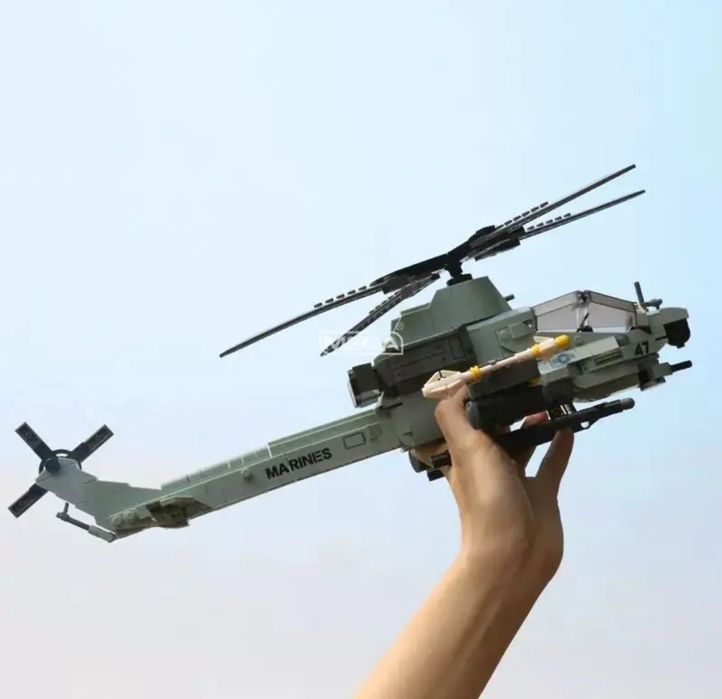 Конструктор вертолёт AH 1Z военный самолет 597 шт детский Lego Technic