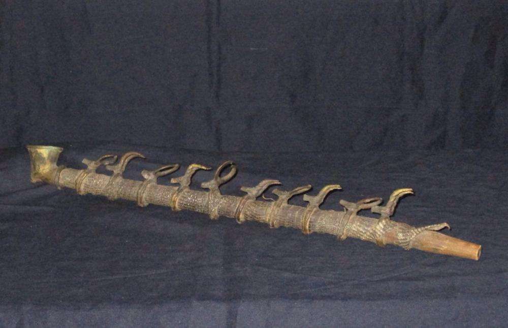 Cachimbo tribal cerimonial vintage pele de cobra bronze e madeira