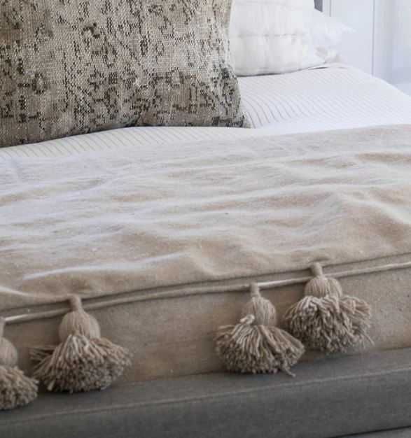 Capa Beige com Pompom (NOVO)