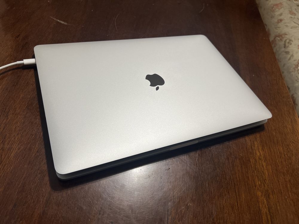 Macbook pro 15, 2019. 32/512 GB, custom з touch bar