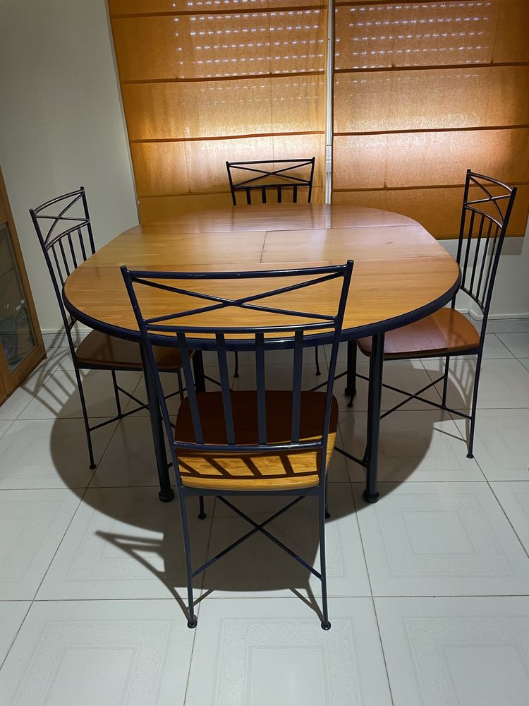Mesa e cadeiras de madeira portuguesa