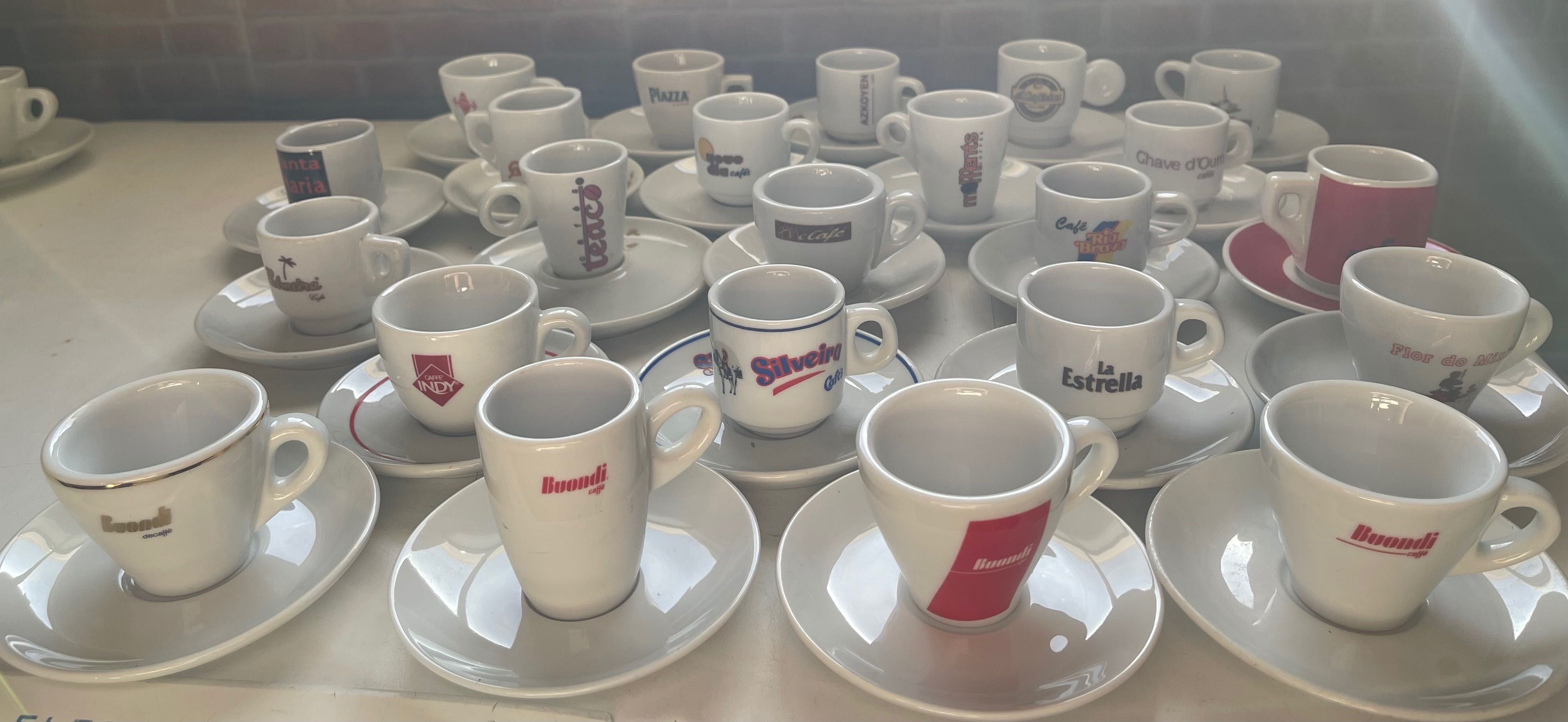 Coleção de 115 chávenas de café