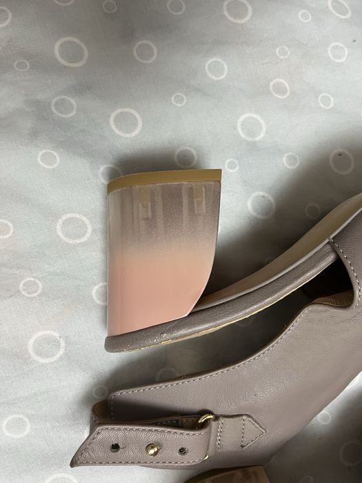 БЕЗКОШТОВНО Босоніжки на каблуку