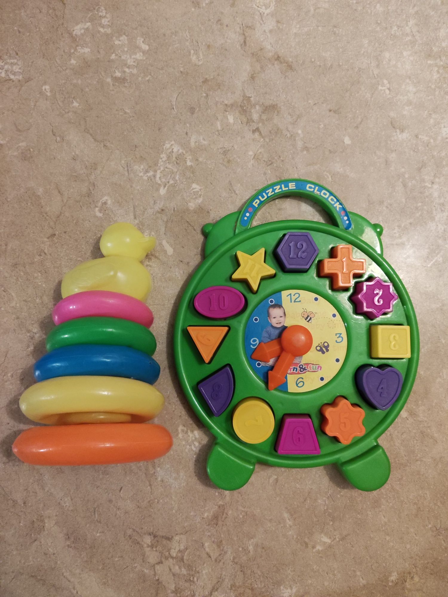 Zegarek i wieża z kółek - zabawki edukacyjne