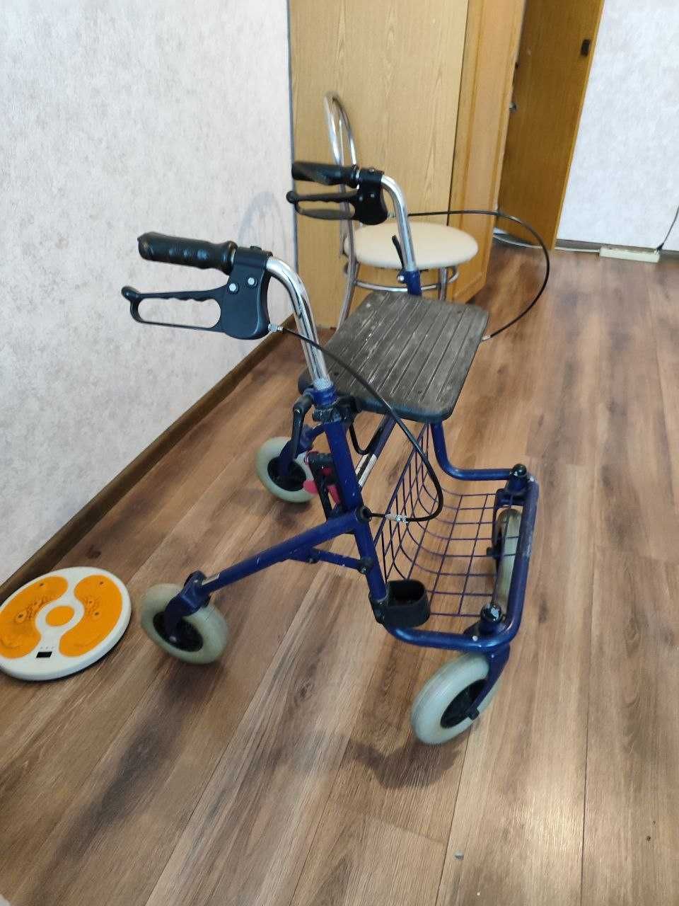 Ходунки ролатор на чотирьох колесах з сидінням