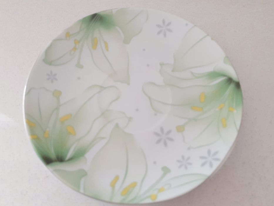 Porcelanowa filiżanka w odcieniach zieleni