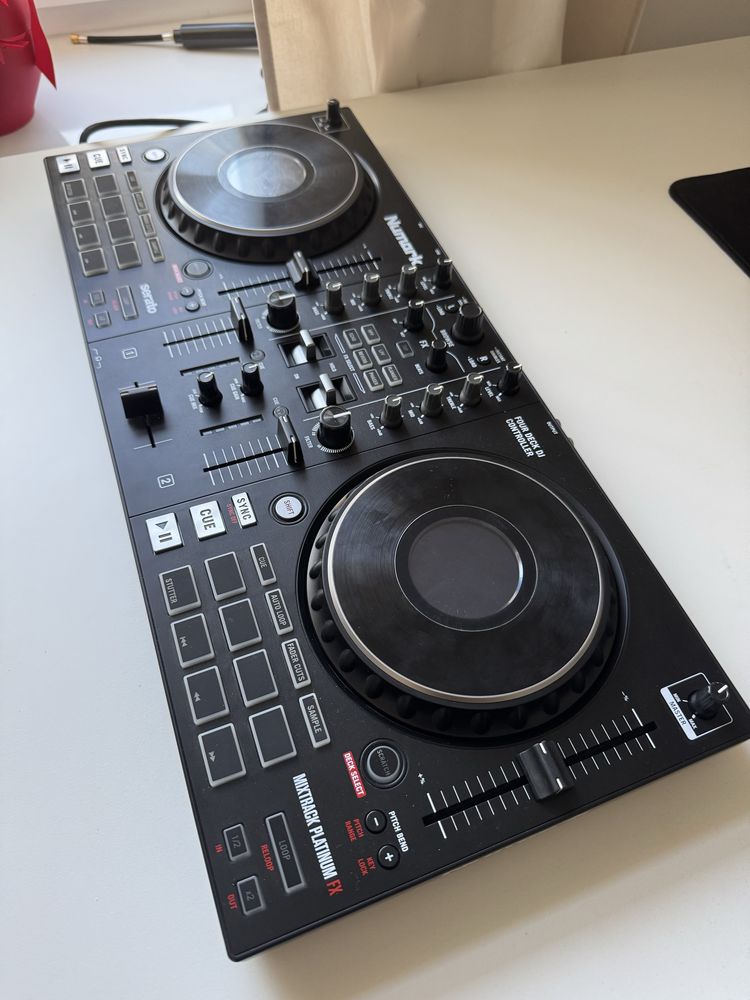 Numark Mixtrack Platinum FX
