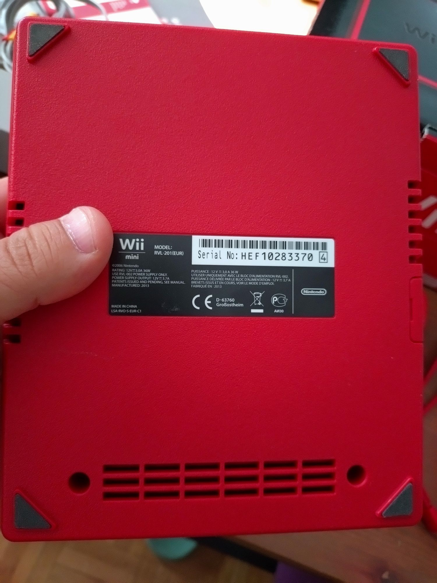 Konsola Nintendo Wii mini w stanie kolekcjonerskim.

- konsola w stani