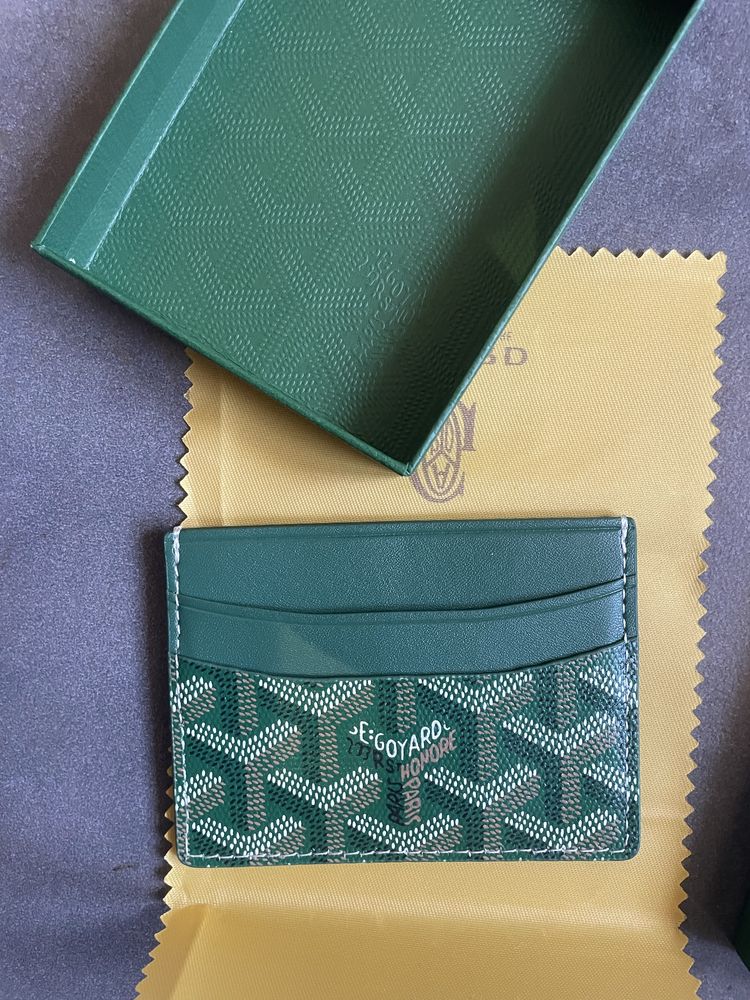 Goyard card holder em verde escuro