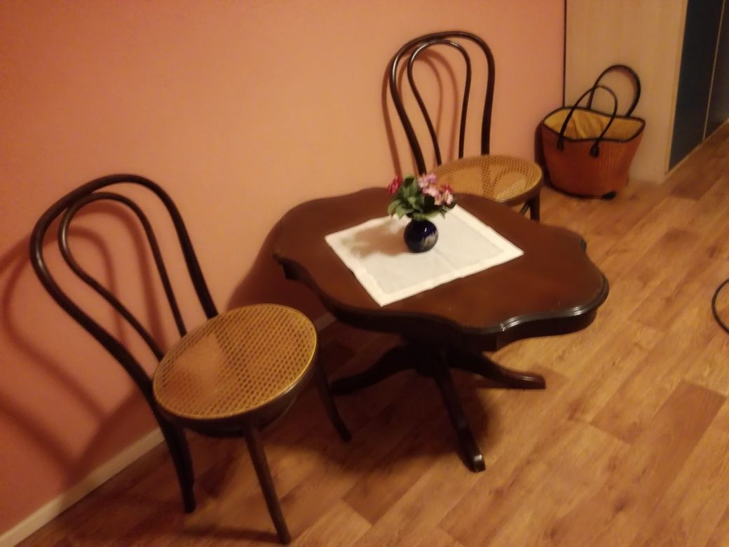 Stary piękny stolik machoń