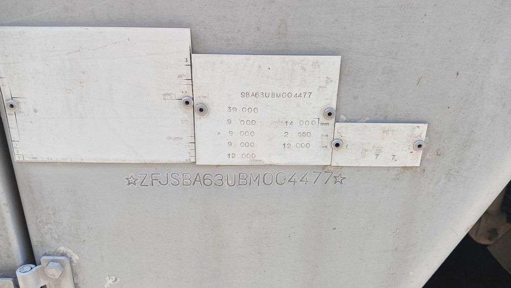 Напівпричіп для перевезення живих тварин Pezzaioli SBA63