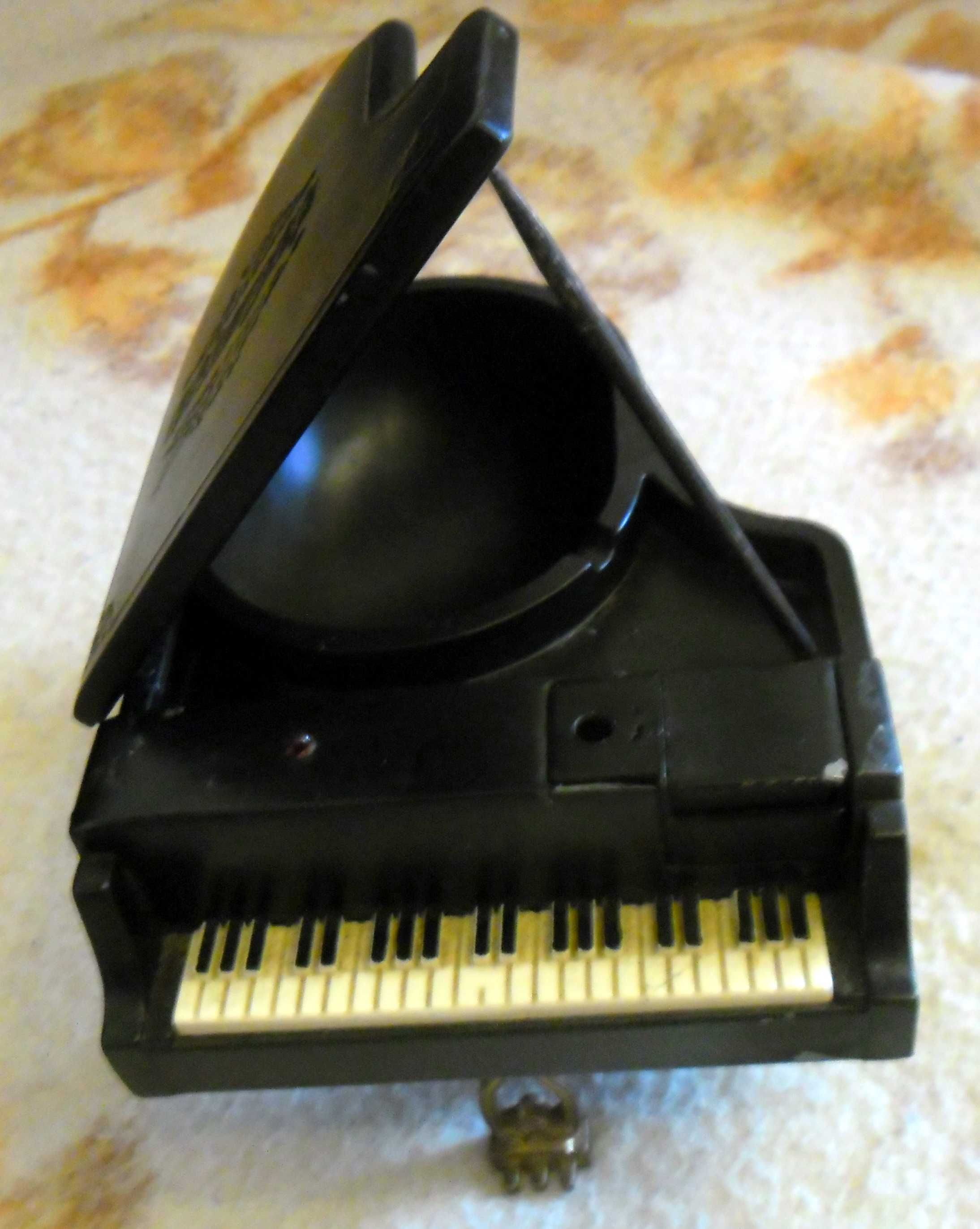 Ekskluzywna popielniczka: fortepian z ozdobnym taboretem (miniaturka)