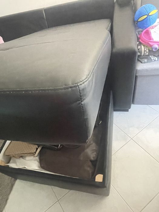 Sofa com chaisse long com arrumacao