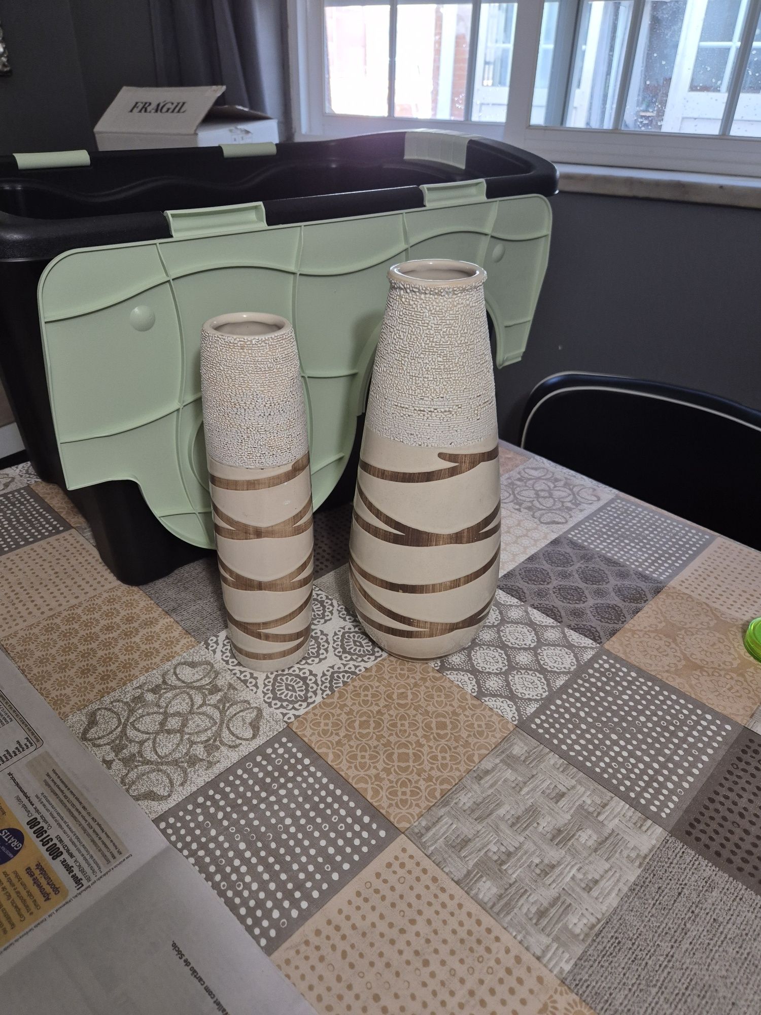 Conjunto jarras decorativas com travessa e bolas
