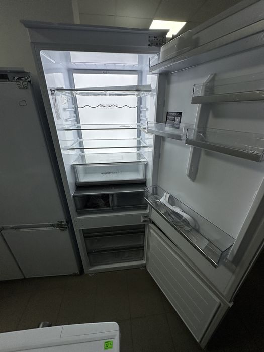 Холодильник вмонтований під забудову із морозилкою  A+ Haier HBW5518E