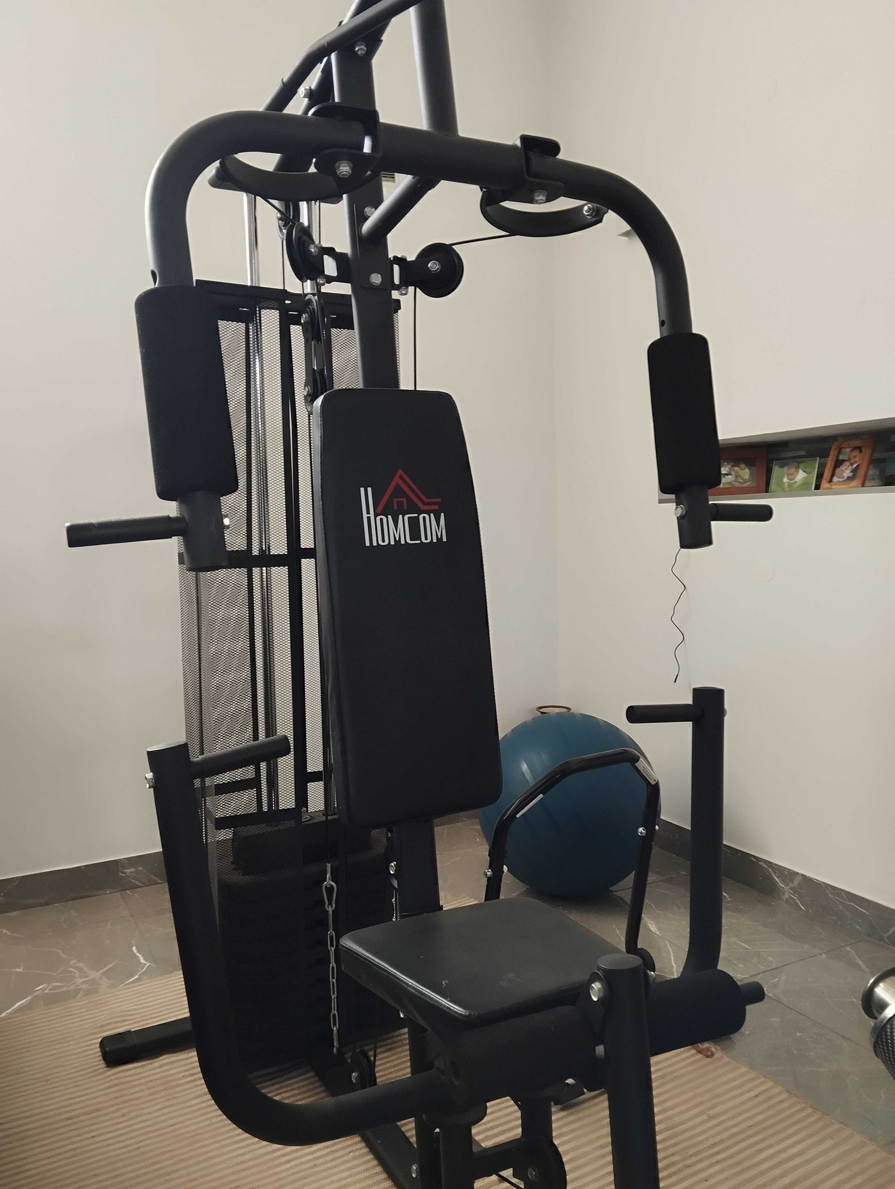 Máquina de exercício multifunções.