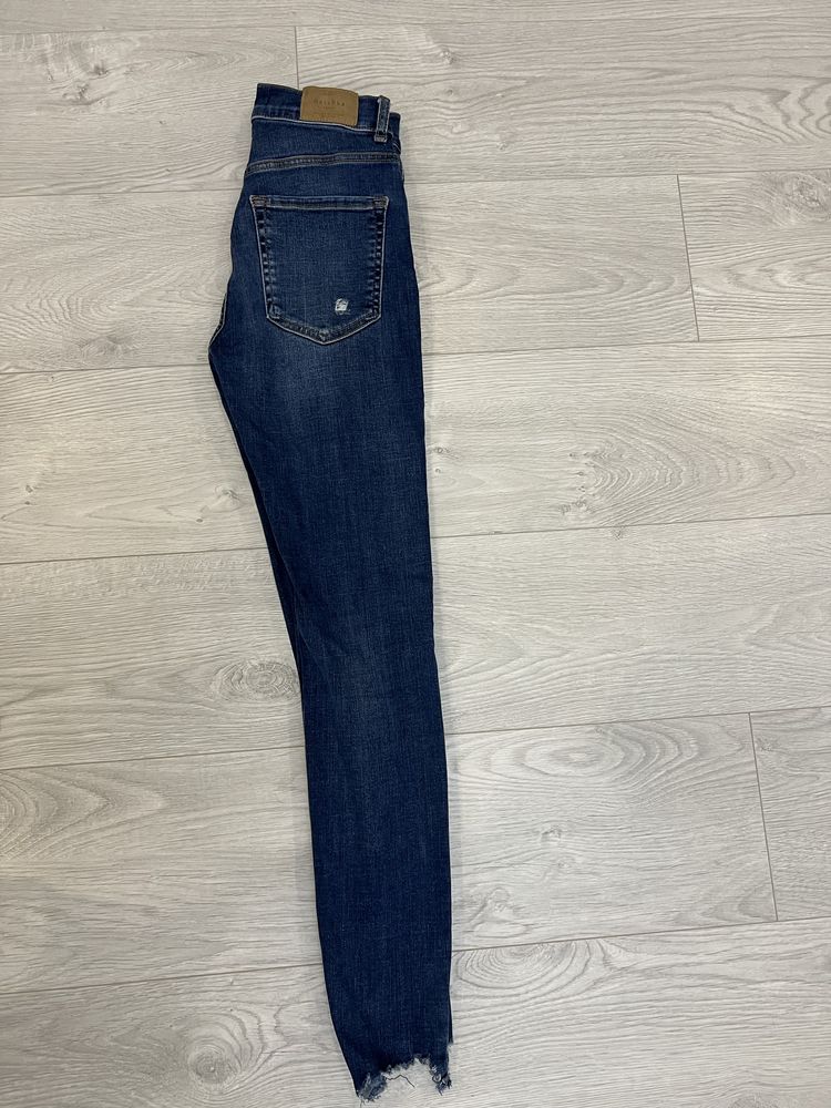 Джинси з потертостямм скіні skinny bershka 36