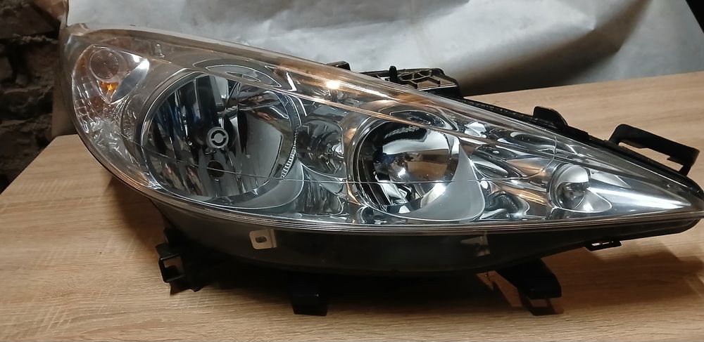 Lampa prawa przód peugeot 207