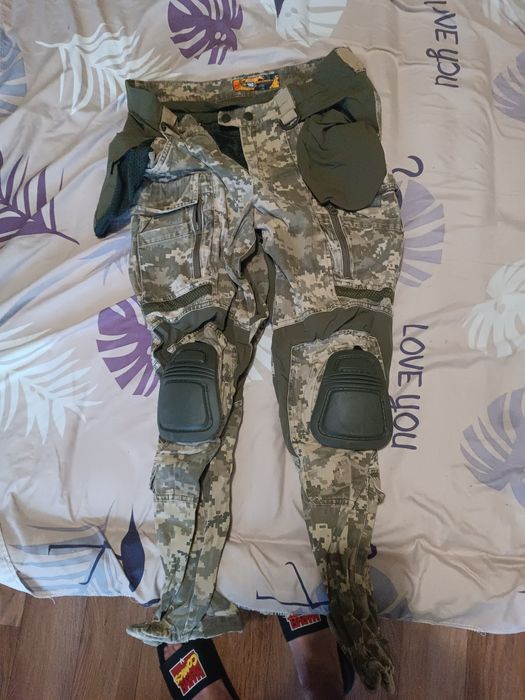 Продам тактичні штани с наколіниками та весняну куртку