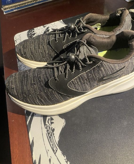 Tenis skechers (N.44).