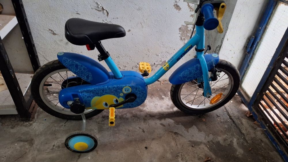 Bicicleta Crianca em Bom estado b'twin com rodas aprendizagem