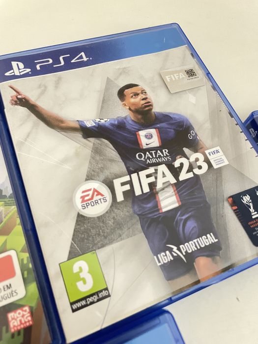 PlayStation 4 + comando + jogos