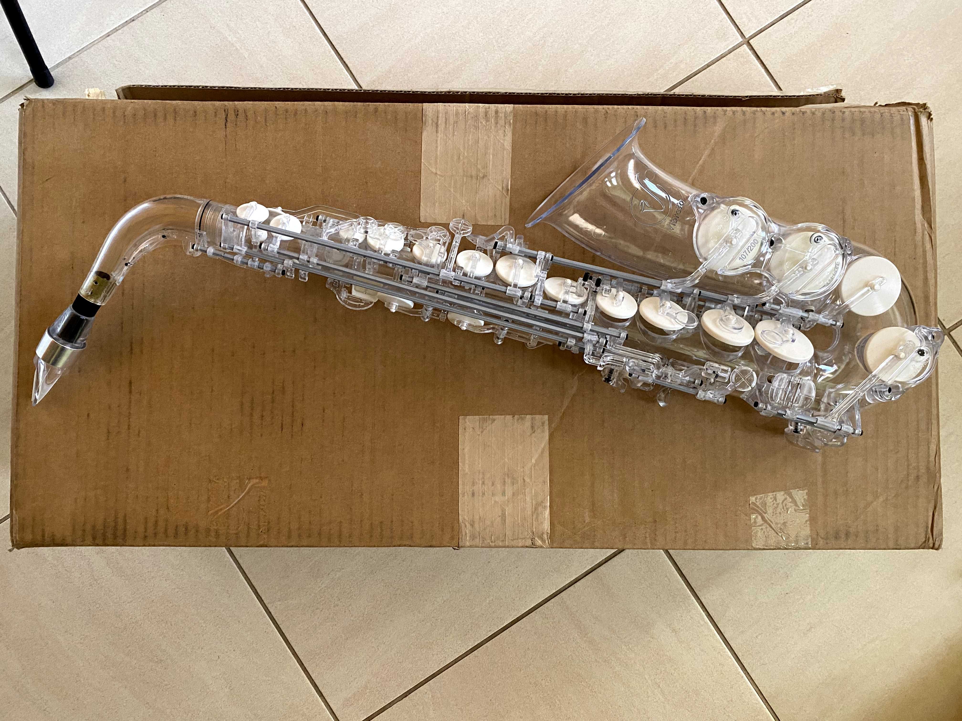 Saxofone Alto Vibrato,  Modelo A1 SIII Clear em Policarbonato