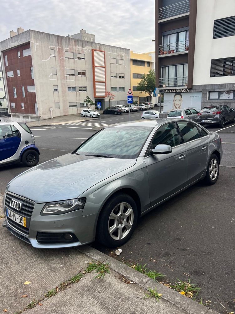 Carro Audi modelo A4 em segunda mão