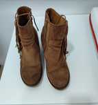 Botas con salto e fecho de lado. Em bom estado.