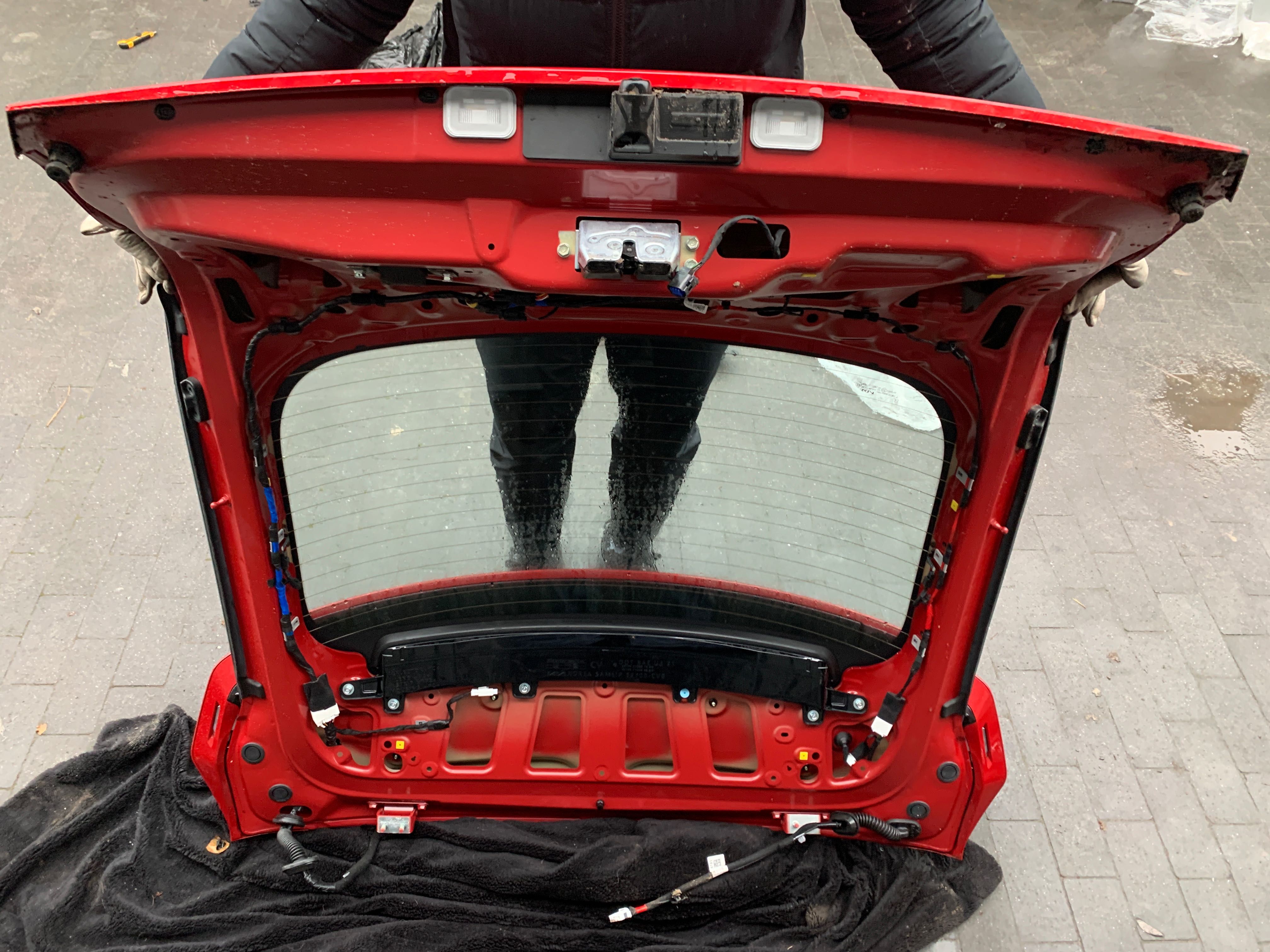 Kia EV6 Кришка багажника червона. Ціна договірна!