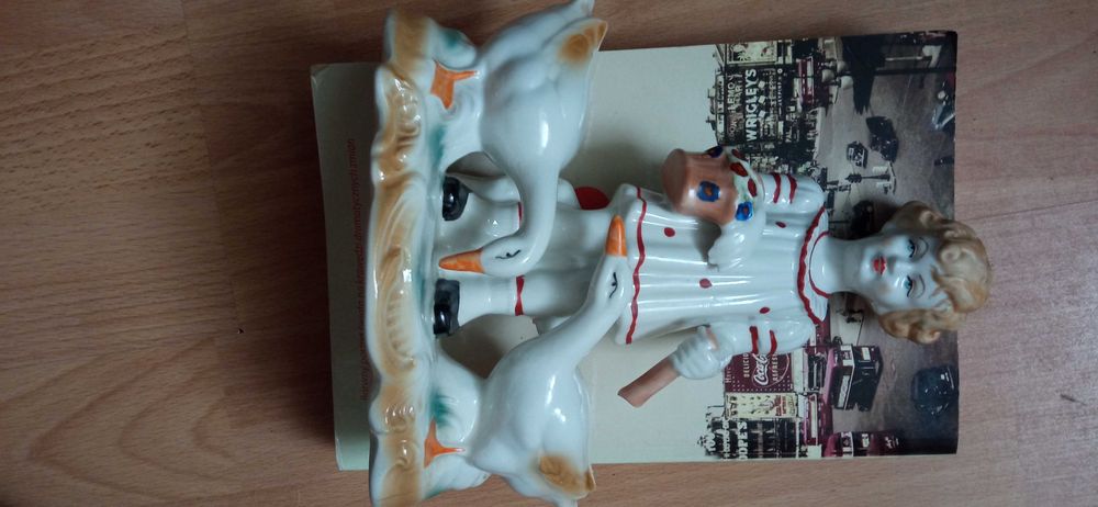 Crown aRegent rumuńska porcelana Dziewczynka z gąskami gęsiarka