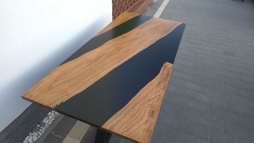Stół dębowy połączony z czarną zywicą