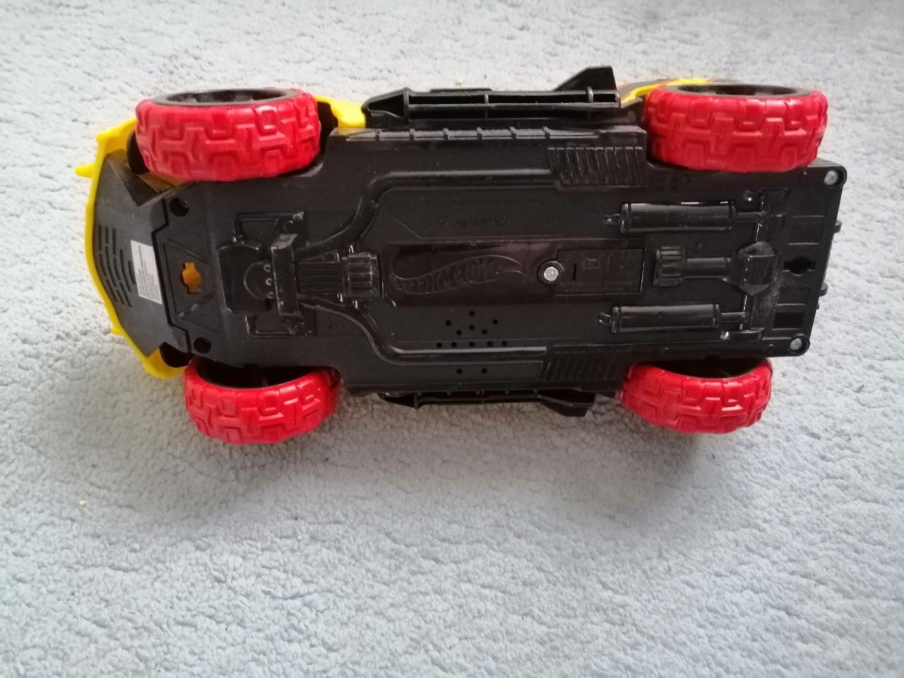 Samochód Master Blaster Hot Wheels . Wydaje dźwięki i świeci.