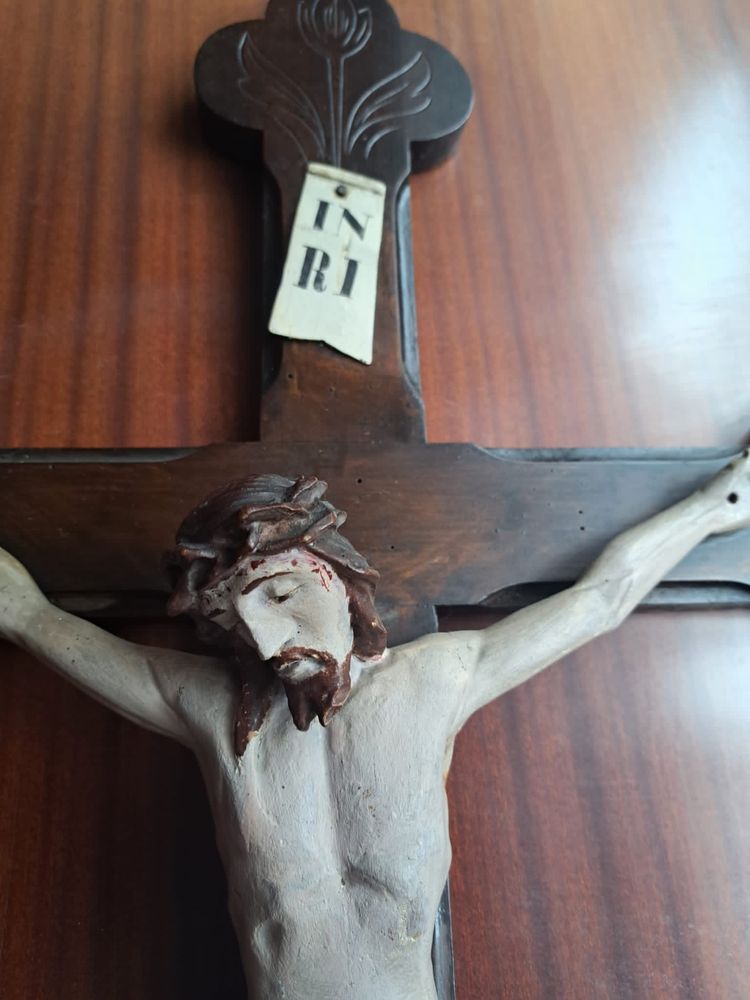 drewniany krzyż z Jezusem