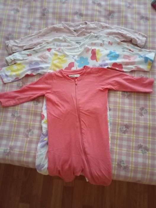 Дитячі речі на дівчинку.